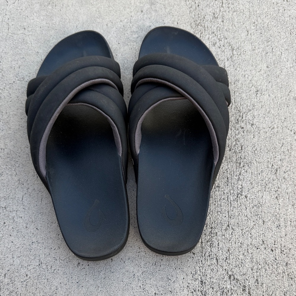 OluKai Hila Black Sandals